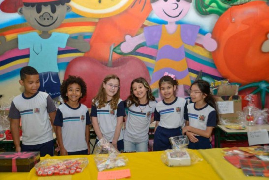 Alunos do 3º ano com sua loja “Brinquecláveis” de brinquedos recicláveis.