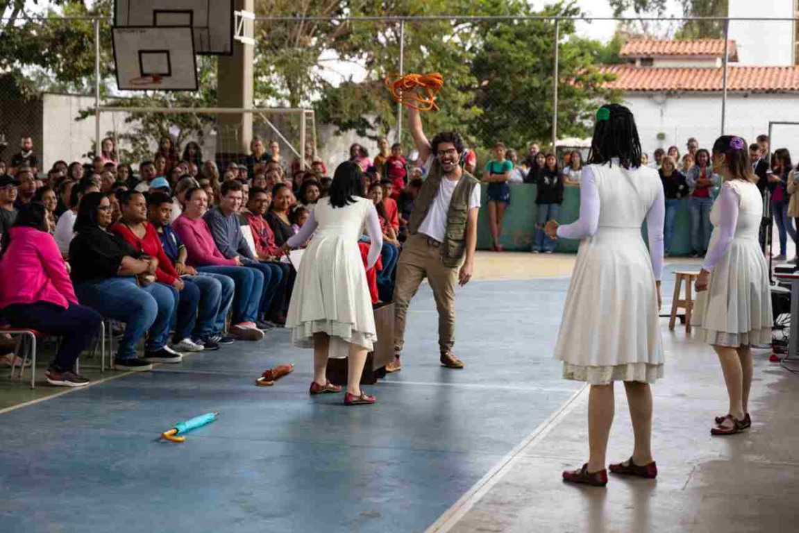 Alunos da EMEB Luzia Francisca apresentam peça teatral "Eu Tenho Voz" para idosos no CECE Mário Milani, promovendo integração.