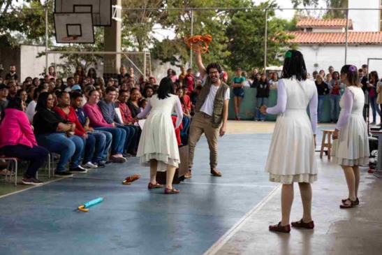 Alunos da EMEB Luzia Francisca apresentam peça teatral "Eu Tenho Voz" para idosos no CECE Mário Milani, promovendo integração.