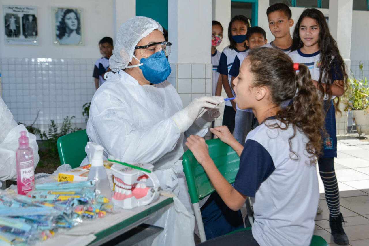 As crianças recebem orientação e é feita a aplicação de flúor