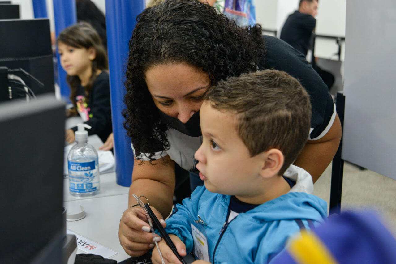 Maicon Torres, de 5 anos com sua mãe Lilian Torres.