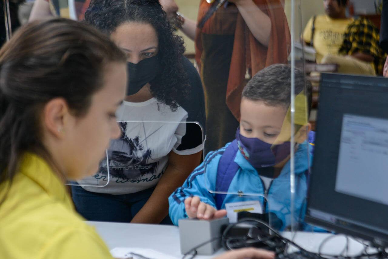 Maicon Torres fazendo a leitura da sua digital