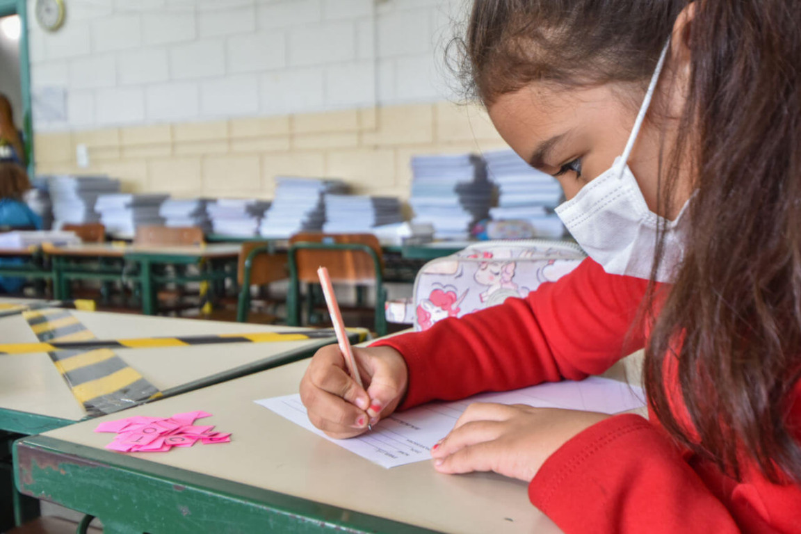 criança escrevendo uma redação criança escrevendo uma redação