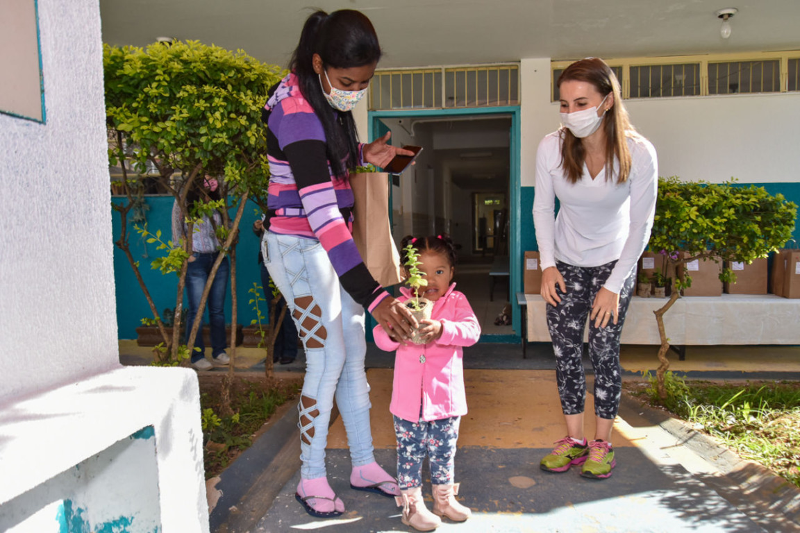 Em Jundiaí, alunos da rede municipal recebem kit para atividades em casa