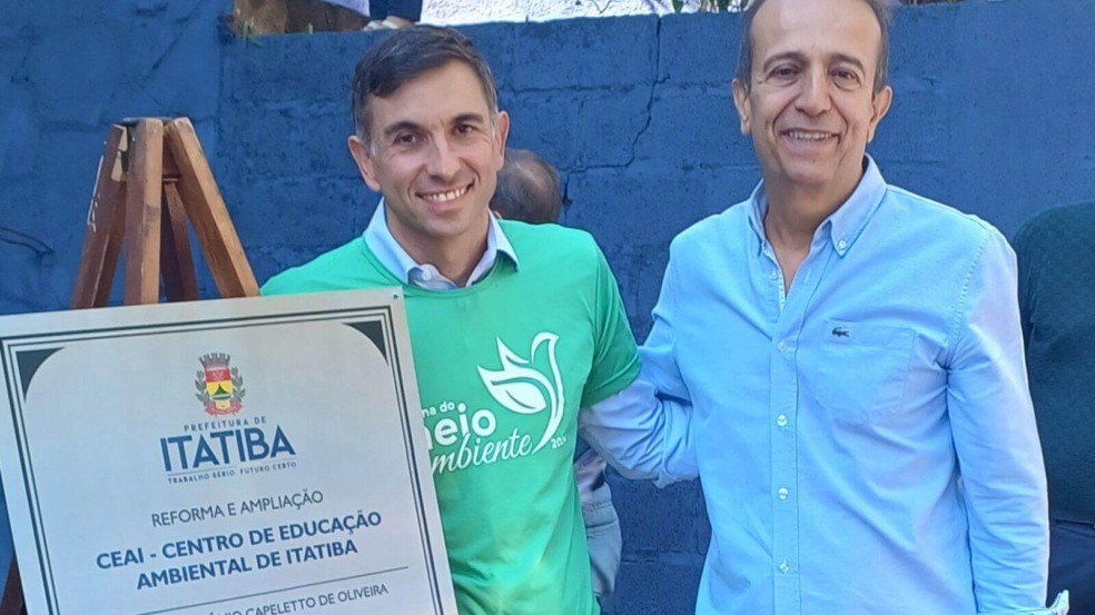 Miguel Haddad e prefeito de Itatiba Thomás Capeletto ao lado de placa de inauguração de Centro de Educação Ambiental Miguel Haddad e prefeito de Itatiba Thomás Capeletto ao lado de placa de inauguração de Centro de Educação Ambiental
