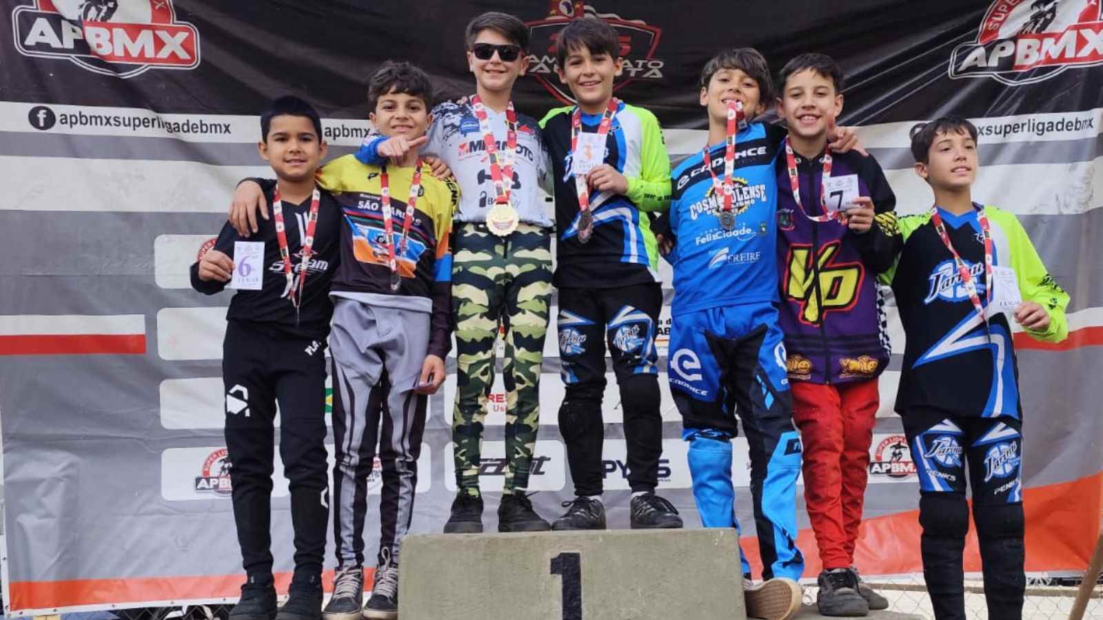 Atletas de BMX em pódio.