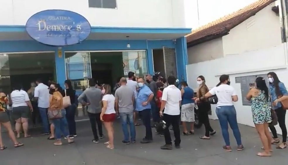 Moradores formaram filas para ajudar empresário a vender todo o estoque de sorvetes