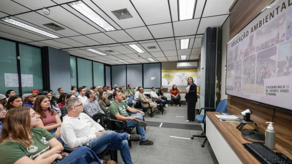 Colaboradores de empresa privada em palaestra sobre o meio ambiente.