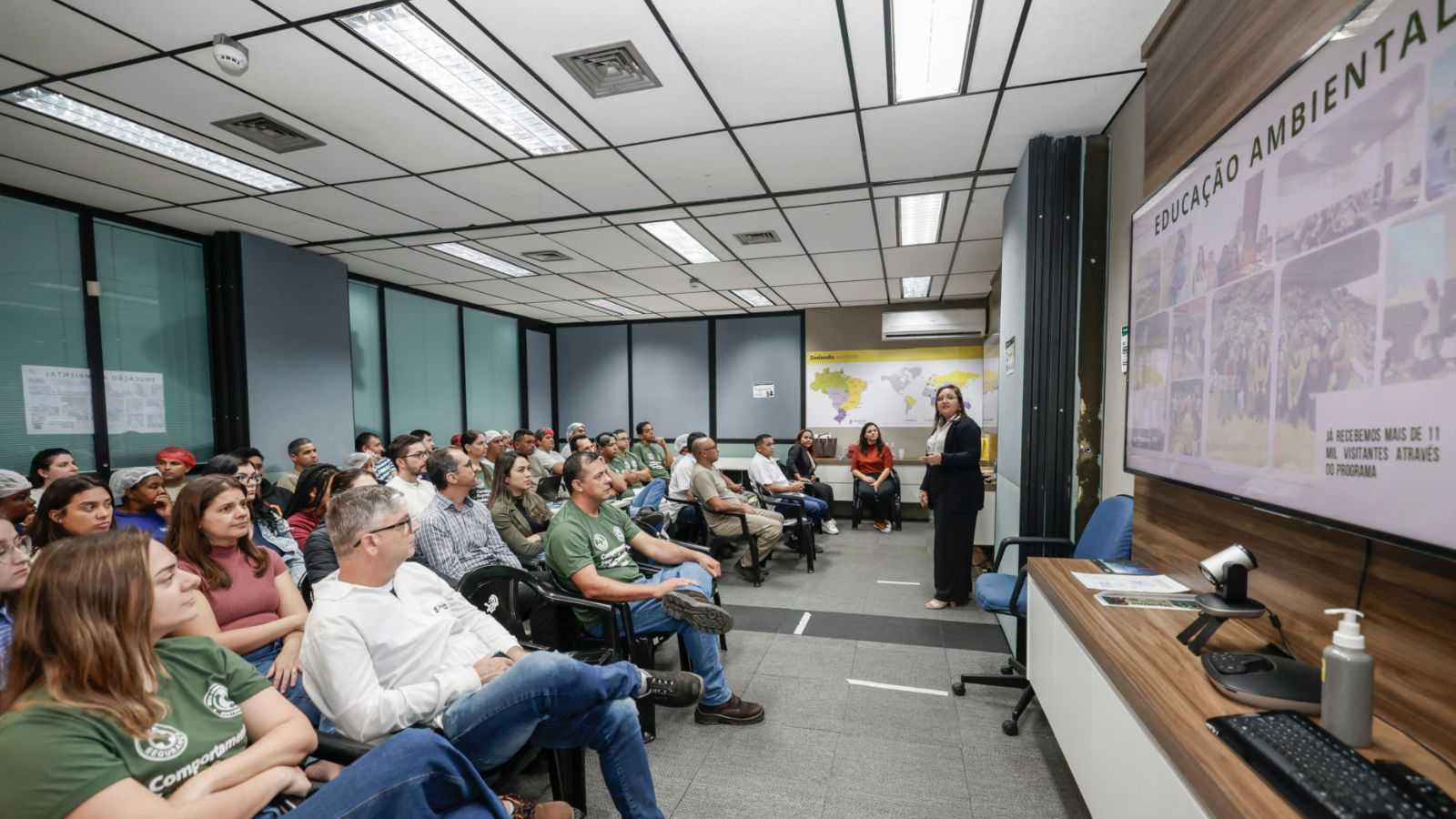 Colaboradores de empresa privada em palaestra sobre o meio ambiente.