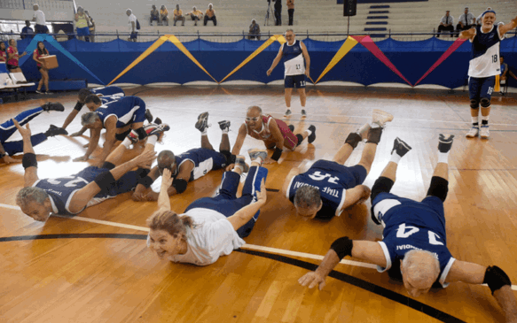 Time de vôlei fazendo peixinho na quadra
