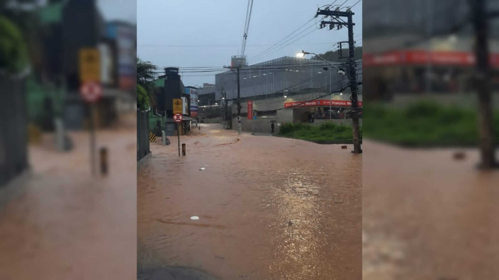 Rua na frente da Estação de Trem de Francisco Morato alagada nas fortes chuvas.