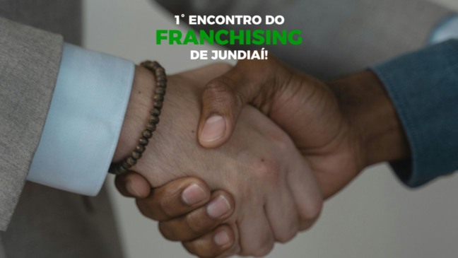 Pessoas apertando mãos