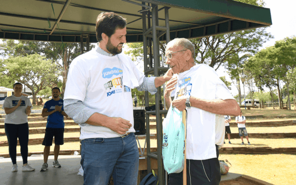 Camisetas oficiais dos Jogos também foram distribuídas. (Foto: Reprodução/Prefeitura Municipal de Jundiaí)