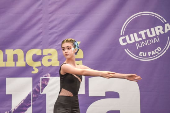 A jovem Olívia Valente se apresentando