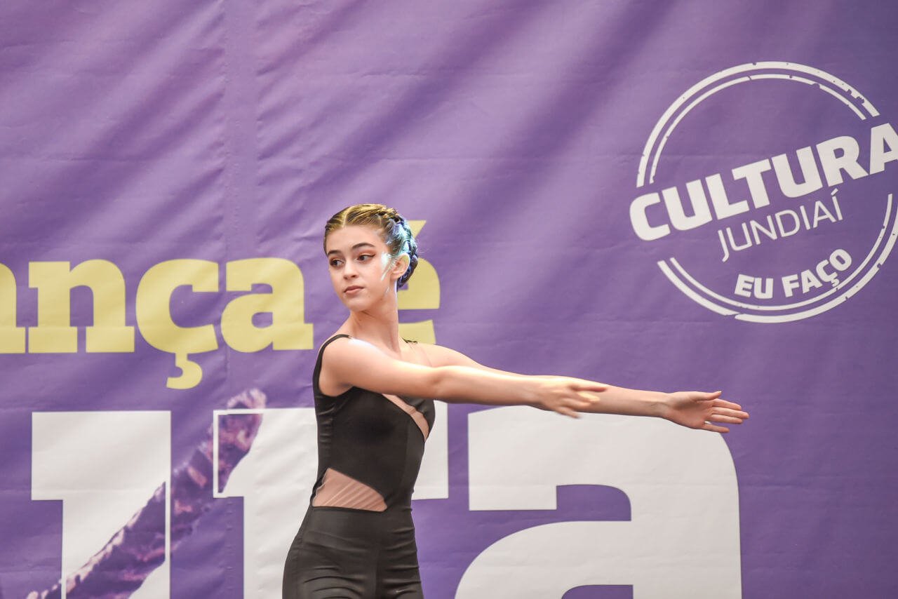 A jovem Olívia Valente se apresentando