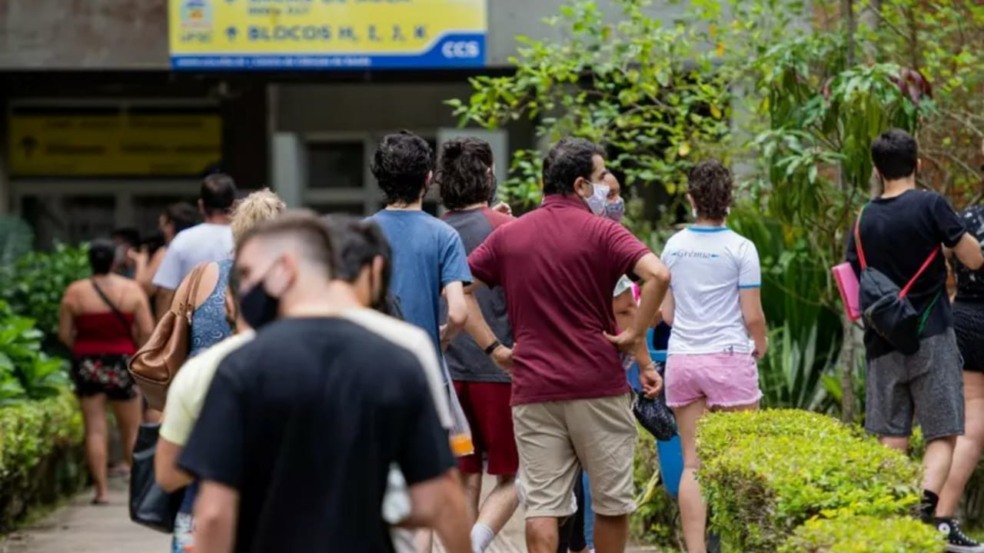 Candidatos na entrada do local de prova para Enem 2020