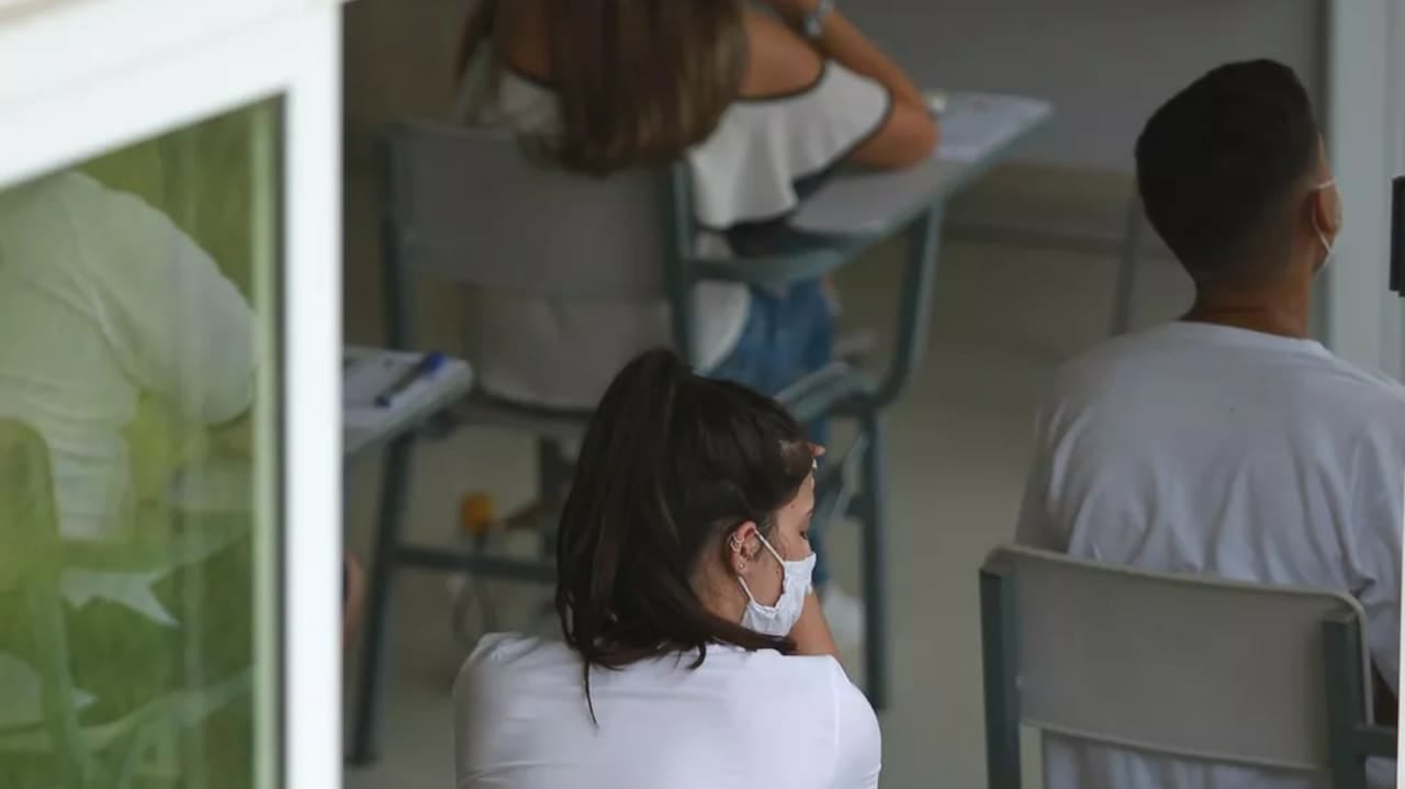 Candidatos fazem prova da Fuvest com máscara. Item é obrigatório no Enem