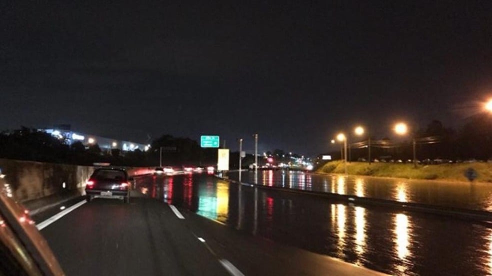 Água toma conta da pista da rodovia Anhanguera sentido interior