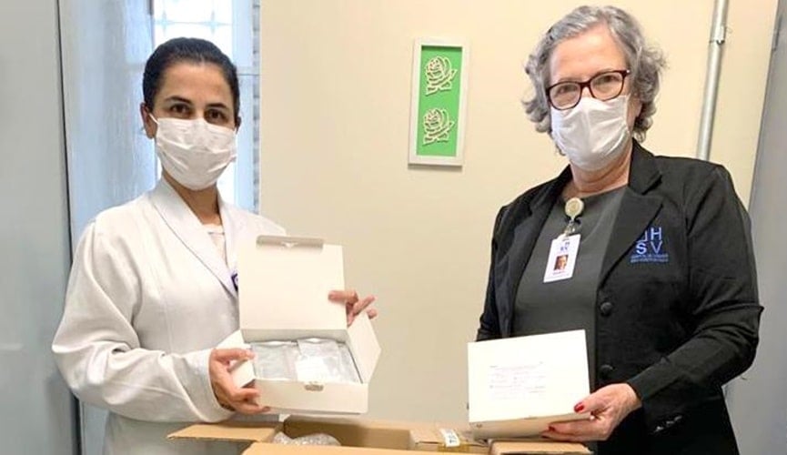 Foto de entrega de doações de testes rápidos de covid