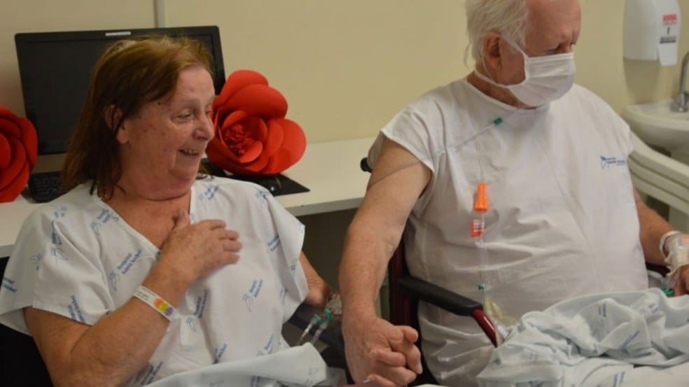 Idosos recebem surpresa romântica de enfermeiros