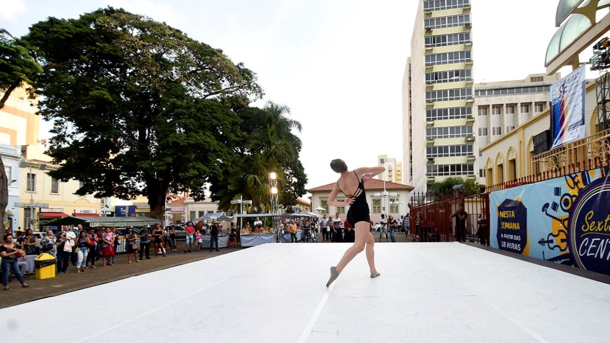 bailarina se apresentando ao ar livre