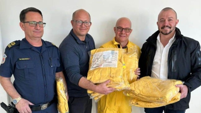 Entrega dos macacões.