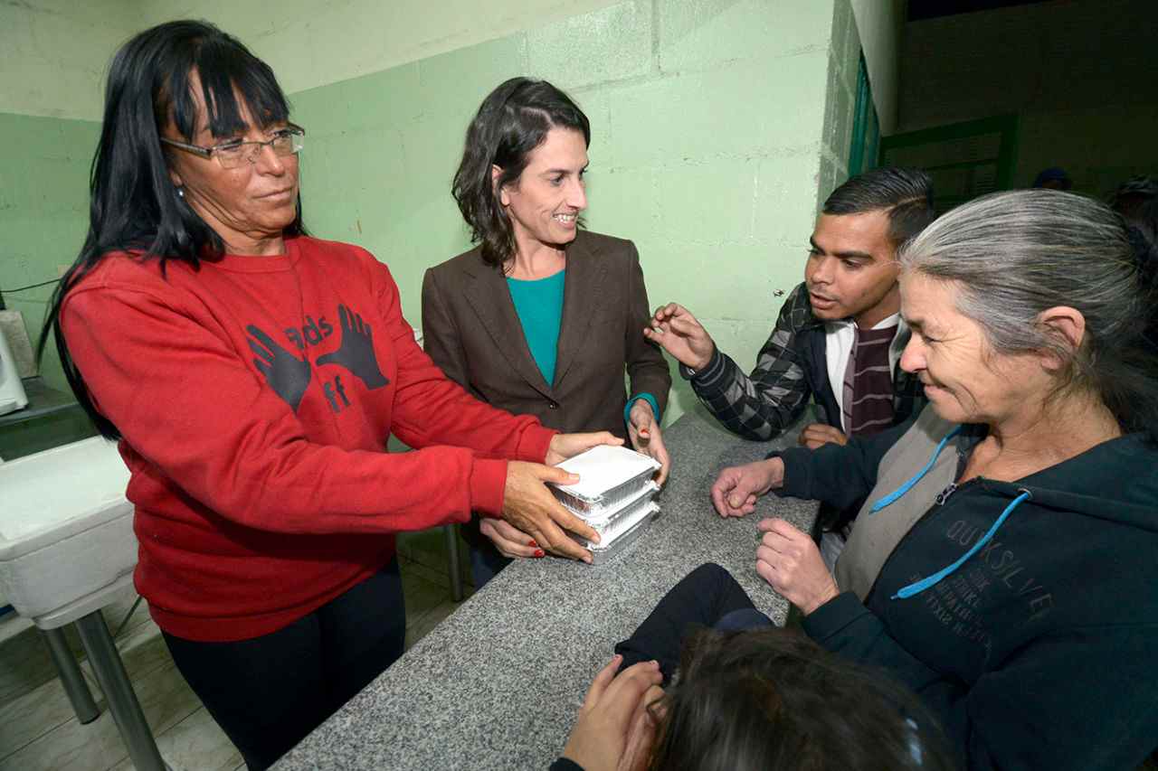 entrega-de-marmita-no-centro-comunitario-da-vila-maringa_1-jundiai-compressed