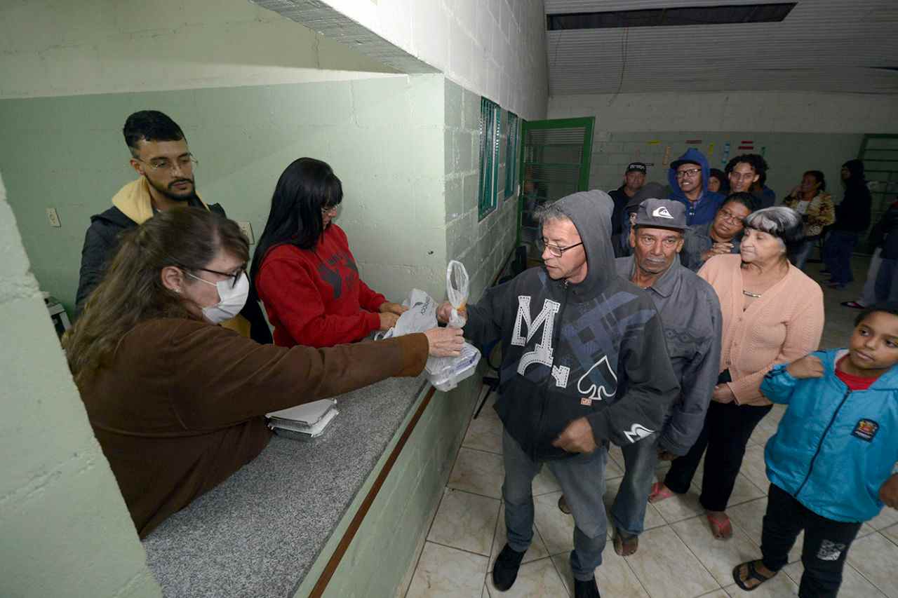 entrega-de-marmita-no-centro-comunitario-da-vila-maringa_jundiai-compressed