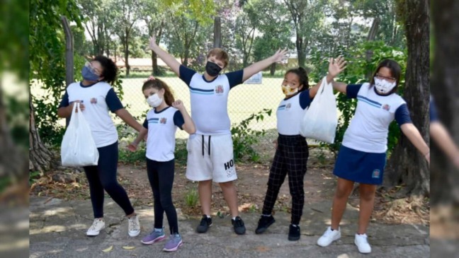 Cinco crianças fazendo pose para a foto com seus uniformes escolares de Jundiaí