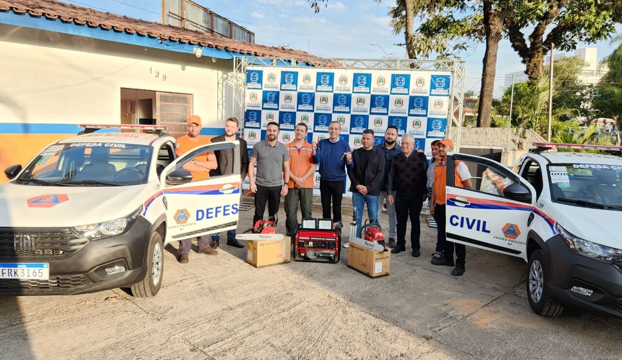 entrega de equipamentos para a defesa civil da região