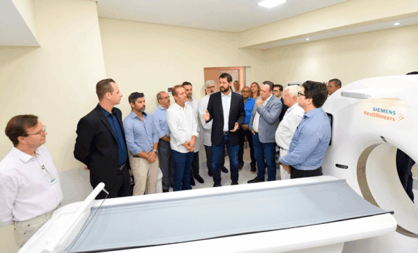 Autoridades conversam em sala de tomografia
