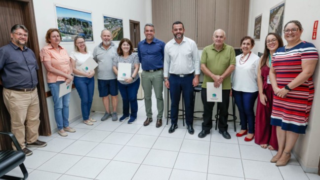 Grupo de moradores do Loteamento Pessoto recebe matrículas de regularização fundiária da Prefeitura de Jundiaí.