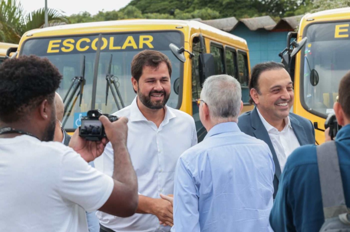 Na ocasião, foram entregues 73 ônibus escolares para 65 municípios. Foto: Prefeitura de Jundiaí Na ocasião, foram entregues 73 ônibus escolares para 65 municípios. Foto: Prefeitura de Jundiaí
