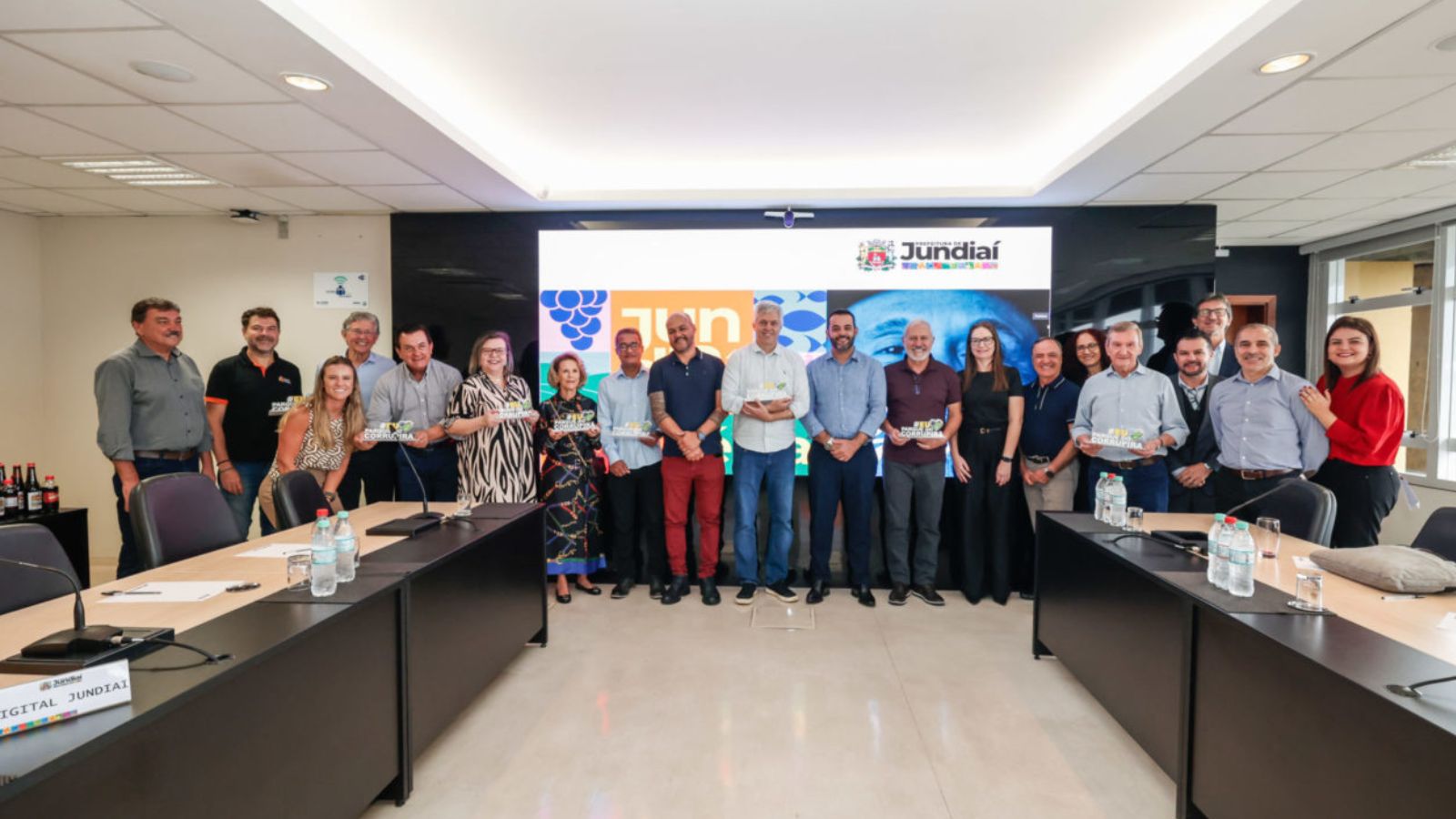 Autoridades de Jundiaí na entrega da primeira parte do Parque do Corrupira.