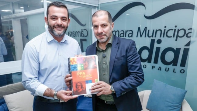 Gustavo Martinelli entrega PPA para Edicarlos Vieira na Câmara Municipal de Jundiaí