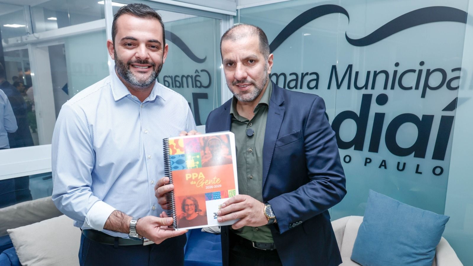 Gustavo Martinelli entrega PPA para Edicarlos Vieira na Câmara Municipal de Jundiaí