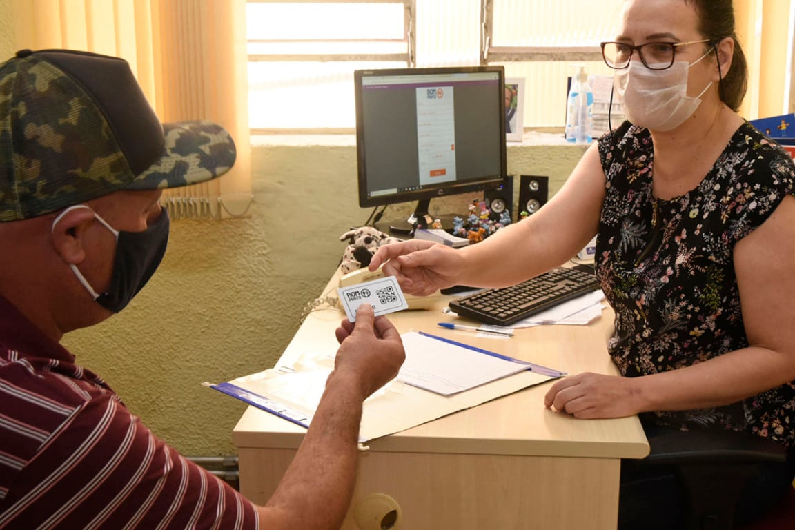 Moradores de rua recebem cartão de gratuidade para refeição no Bom Prato de Jundiaí