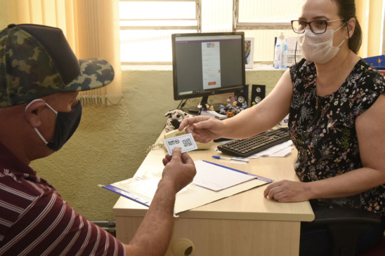 Moradores de rua recebem cartão de gratuidade para refeição no Bom Prato de Jundiaí