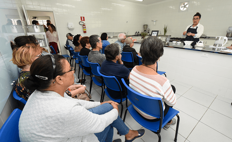 Participantes de atividades do CAPS acompanham nutricionista em nova cozinha Participantes de atividades do CAPS acompanham nutricionista em nova cozinha