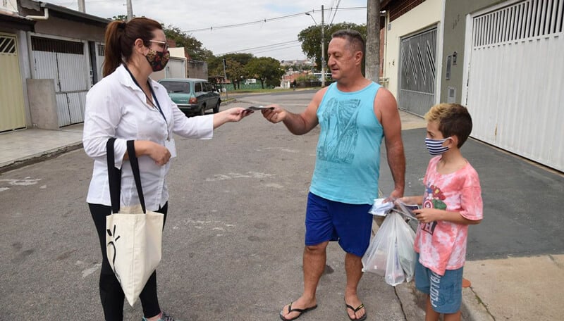 Funcionária pública entrega máscara pai e filha