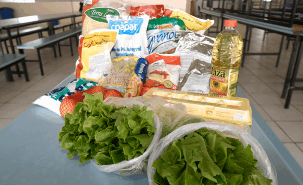 Mantimentos e vegetais em cima da mesa da escola