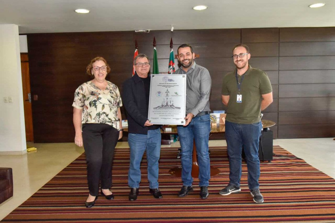 O Vice-Prefeito de Jundiaí, Gustavo Martinelli, se reuniu com o Pároco Pe. Itamar Roque de Moura, para entrega de Diploma de Reconhecimento em celebração ao jubileu centenário. (Foto: Prefeitura de Jundiaí) 