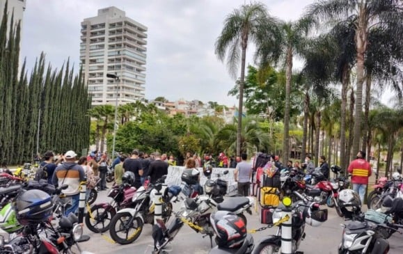 motoboys com suas motos em protesto