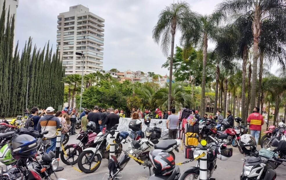 motoboys com suas motos em protesto