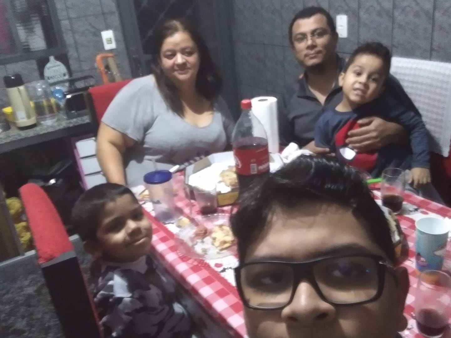 Família jantando pizza