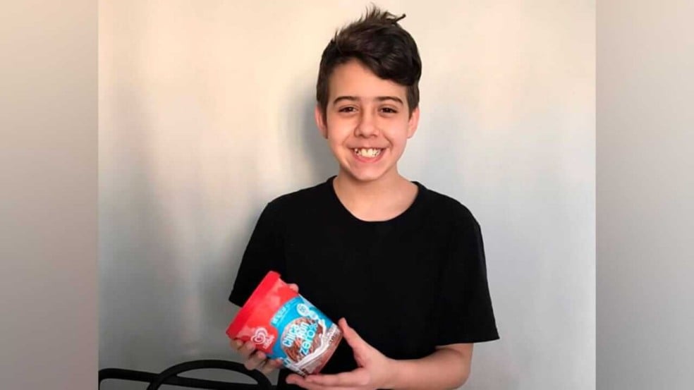 Enzo com sorvete da Kibon zero açúcar. (Foto: Divulgação)
