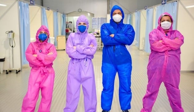 enfermeiros com EPIs coloridos