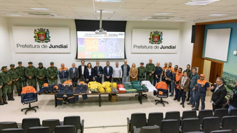 Autoridades de Jundiaí em recebimento de equipamentos de proteção individual, que serão utilizados contra incêndios.