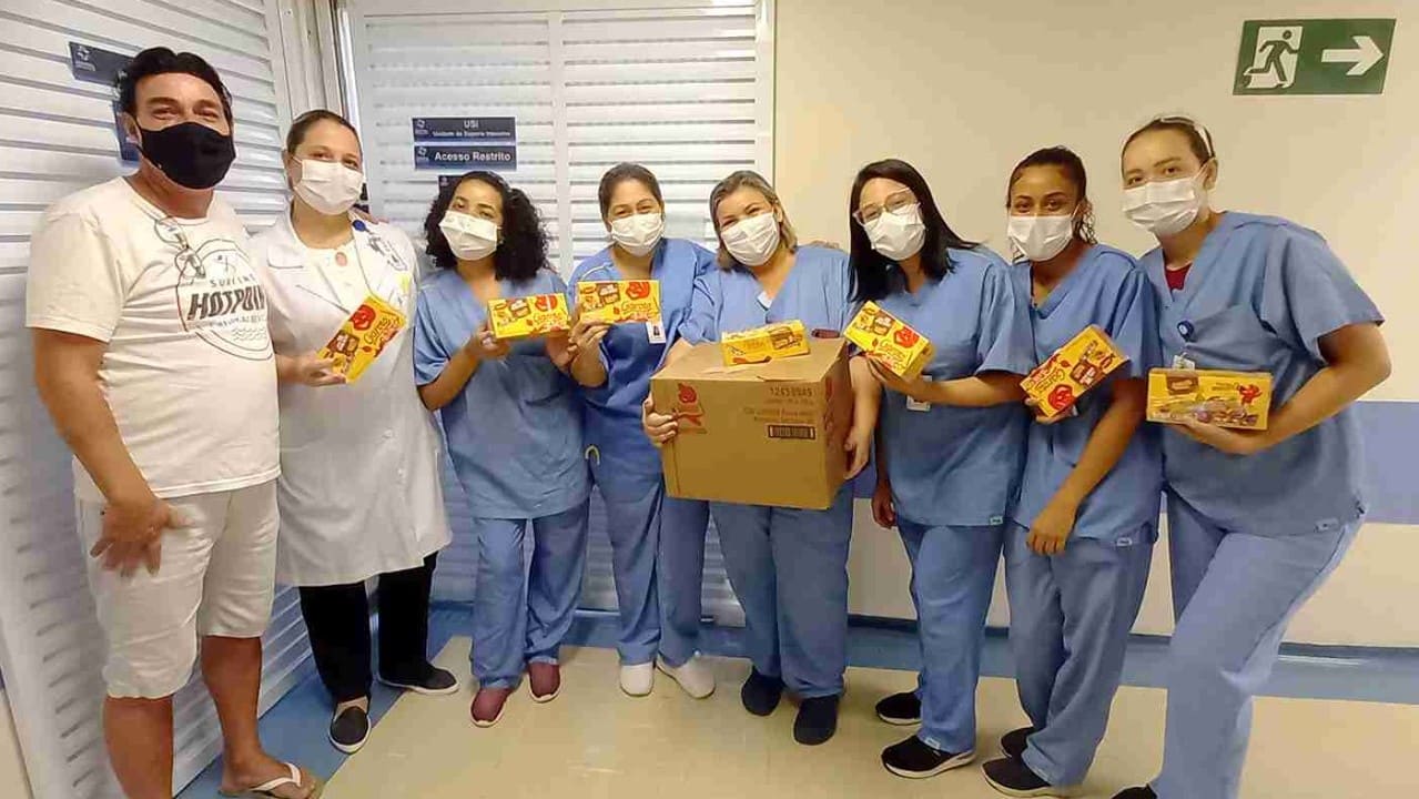 Recuperado, paciente presenteia equipe do Hospital São Vicente