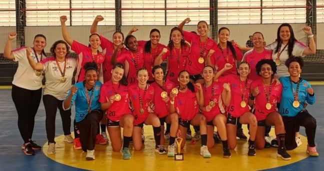 Equipe feminina de handebol de Jundiaí com as medalhas de ouro após conquistarem o título